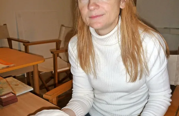 Brigita Jenko, kustosinja in vodja pedagoških dejavnosti v koprskem Pokrajinskem muzeju, ima v roki kopijo kašlerskega kužka.