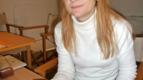 Brigita Jenko, kustosinja in vodja pedagoških dejavnosti v koprskem Pokrajinskem muzeju, ima v roki kopijo kašlerskega kužka.
