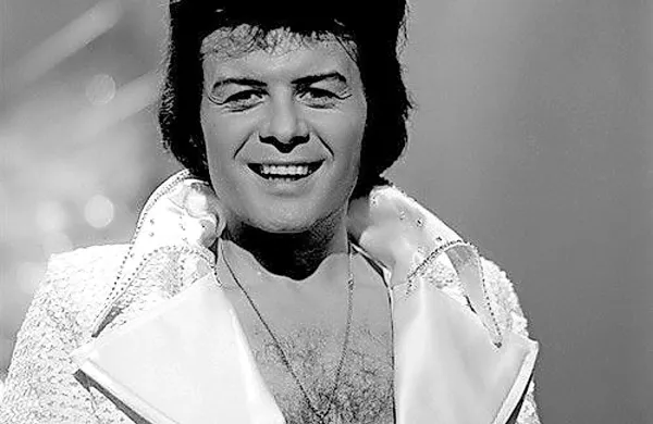 Potem ko je bil v 70. letih zvezda glam rocka s številnimi hiti je Garry Glitter doživel spektakularen padec leta 1999, ko je priznal, da ima 4000 fotografij otroške pornografije in je bil zato štiri mesece v zaporu.