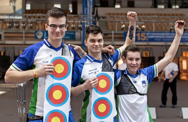 Gašper Štrajhar, Rok Bizjak in Žiga Ravnikar (z leve) so se razveselili bronaste medalje.