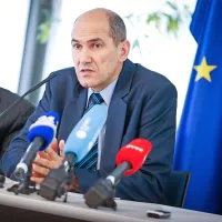 Janez Janša je prepričan, da je bilo poročilo KPK napisano načrtno, da so zrušili njegovo takratno vlado. Nekdanji senat KPK pa opozarja, da se vrhovno sodišče ni spuščalo v vsebino, ampak je ugotovilo procesno napako.  