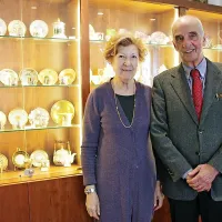 Vanja Lokar z ženo Sonjo pred dragoceno zbirko porcelana, v kateri hrani  okoli 350 izbranih kosov. Zbirko je razstavljal   v Trstu, Berlinu in v Narodnem muzeju v Ljubljani.