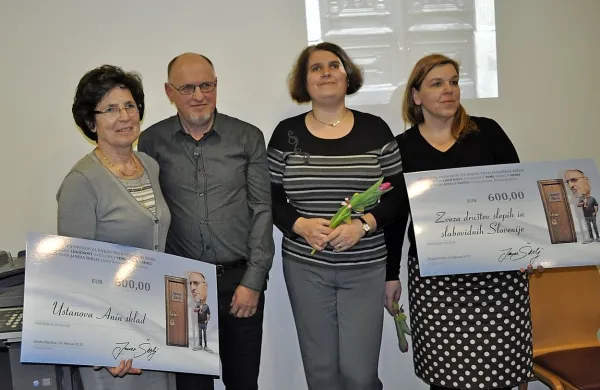 Z leve:  predsednica ustanove Anin sklad Marija Šterbenc, pesnik  Janez Škrlj,   Sonja Pungertnik,  Slovenka leta 2014, ter  Barbara Čufer iz Zveze društev slepih in slabovidnih Slovenije ob predaji dobrodelnih prispevkov. 