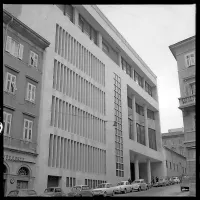 Kulturni dom v Trstu kot ga je leta 1964  v objektiv ujel Mario Magajna.