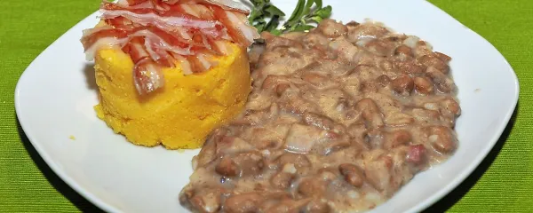 Fižol na šmolc s polento in panceto