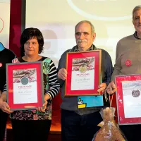 V sredini sta Feručo Škerlič, šampion Festivala istrske klobase 2015, in Ester Franca, ki ji je prvo mesto pripela novinarska komisija, levo je Mirando Jurinčič (drugo mesto), desno pa tretjeuvrščeni Davor Šantič.
