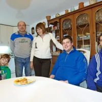 Pirihovi iz Gorenje Trebuše: Matija, Matevž, Lidija, Boris, Žan in Aleks (z desne)   