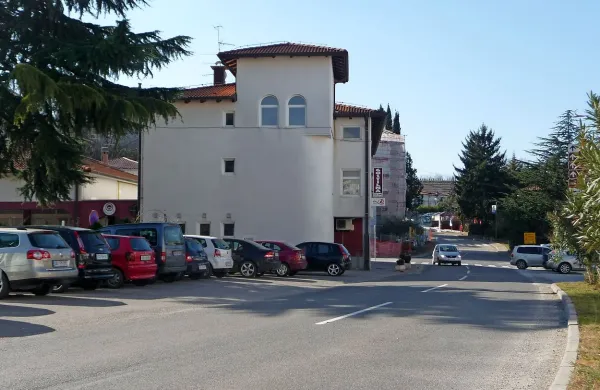 Markantno Gostilno 25 maj sredi Dobrovega, ki je že dve leti zaprta,  so že trikrat prodajali na dražbi, a je nihče ni hotel kupiti. Na občini bi radi, da spet začne delovati. 