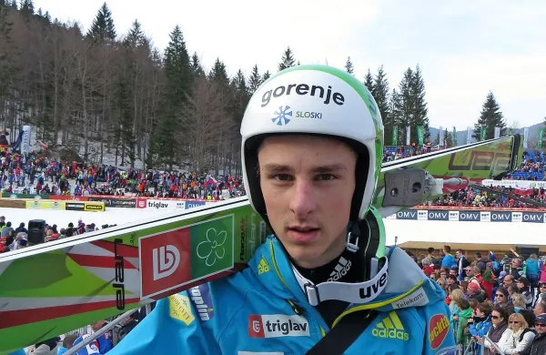 Na prvi tekmi je odlično nastopil Jaka Hvala, saj je moral priznati premoč le Norvežanu Kennethu Gangnesu.