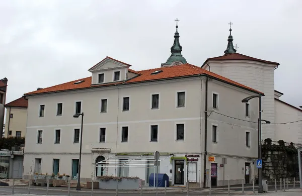 V stečajnem postopku družbe Epic se neuspešno prodaja stavba tik ob glavnem mestnem trgu.