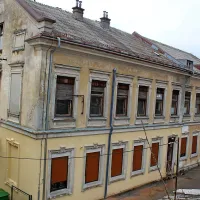 Na boljše čase že dolga leta čaka stavba stare porodnišnice. 