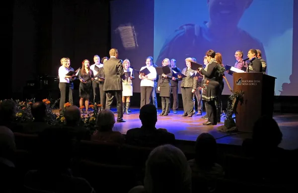 Polna dvorana novogoriškega kulturnega doma se je  spoštljivo poklonila  spominu na življenje in delo lani preminulega psihologa in terapevta Bogdana Žorža. 