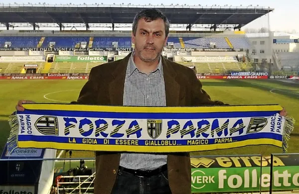 Giampietro Manenti, ki mu ne verjame nihče več, v rokah drži veliko večjo usodo od navijaškega šala ...