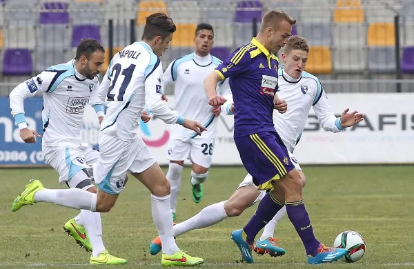 Razigrani Koprčan Dalibor Volaš (obkrožen s štirimi gostujočimi igralci) je vrnitev v mariborski klub proslavil s tremi zadetki proti Gorici.