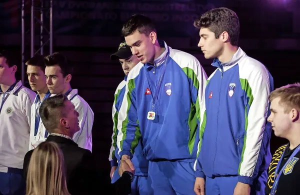 Slovenski mladinci so s sestavljenim lokom nastreljali ekipno zlato.