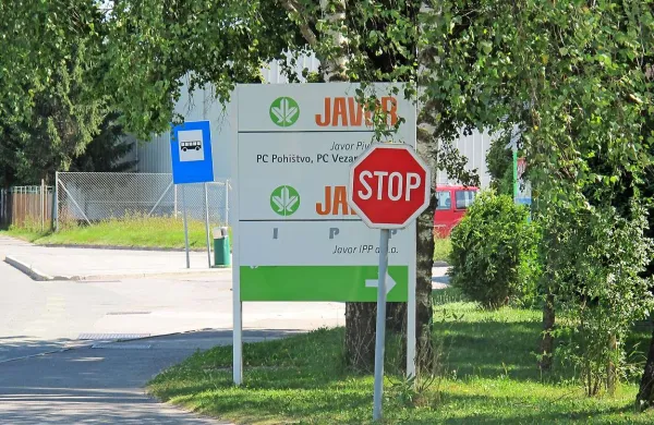 V Javorju Pivka, kjer posle vodi likvidacijski upravitelj, bi morali   v petek dobiti decembrsko plačo, danes so dobili 100 evrov.
