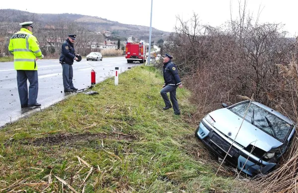 Ob 8.49 sta pred začetkom izolske obvoznice v smeri Koper-Piran trčili osebno in tovorno vozilo. 