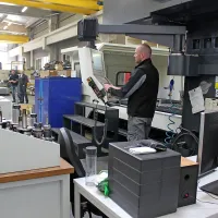 Oro metu je v zadnjih letih uspelo iz manjšega podjetja zrasti v podjetje z več  kot osem milijoni evrov prometa in 50 zaposlenimi in že ima veljavo tudi v tujini.