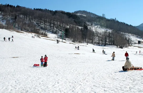 Zimske počitnice na Lokvah: otrok ni manjkalo, vlečnica pa je mirovala.