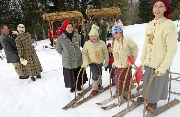  Med novaškimi lok smučarji je največ otrok  in zaradi njih pri tradiciji vztrajajo.