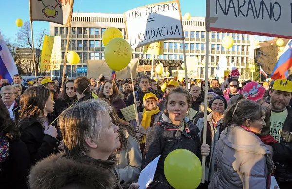 Sprejemanje novele je pred DZ pospremil shod koalicije Za otroke gre, ki je že napovedala zbiranje podpisov za referendum.