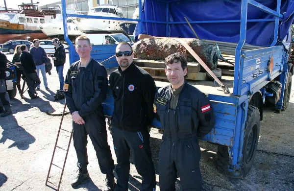 Trije od potapljačev, ki so razorožili nevarno ameriško bombo (z leve): Werner Tobisch, Andrej Šekli in Andreas Brodl.