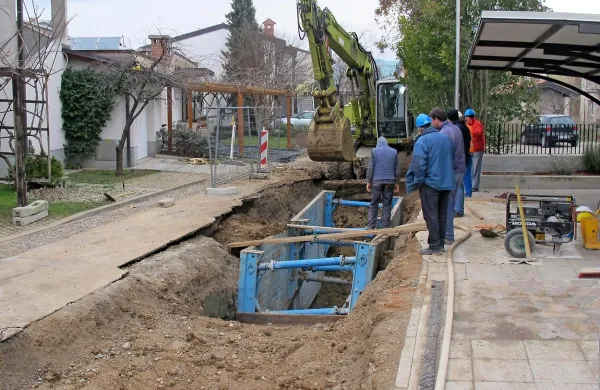 Projekt gradnje kanalizacijskega omrežja in centralne čistilne naprave trenutno še ni ogrožen.