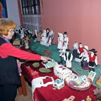 Članice Slovenskega kulturnega društva Pulj so se predstavile z miniaturnimi slovenskimi narodnimi nošami. 