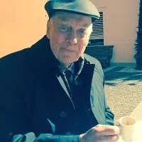 Likovni kritik Joško Vetrih, kustos razstave in avtor uvodnega eseja v monografiji.  