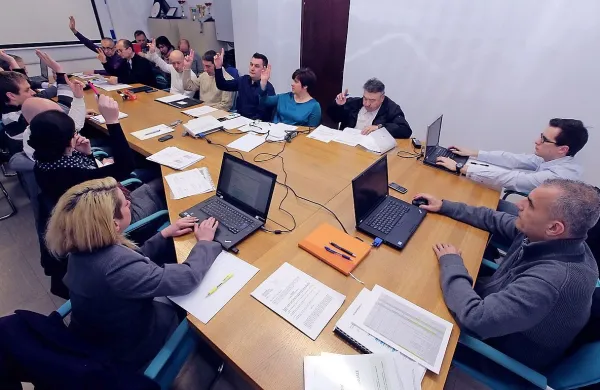 Enajst dvignjenih  rok svetnikov je  skoraj soglasno ustanovilo ankaransko občinsko upravo.
