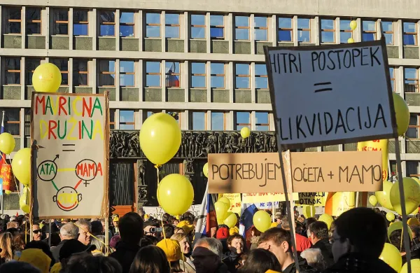 Nasprotniki novele zakona o zakonski zvezi in družinskih razmerjih, ki izenačuje pravice istospolnih parov, nadaljujejo boj proti njeni uveljavitvi.