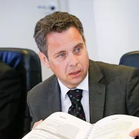 DUTB je leta 2013, ko je štela 12 zaposlenih,  za stroške delovanja porabila 5,3 milijona evrov, Računsko sodišče, kjer je zaposlenih več kot 120 ljudi, pa 5,2 milijona evrov, pravi Tomaž Vesel.
