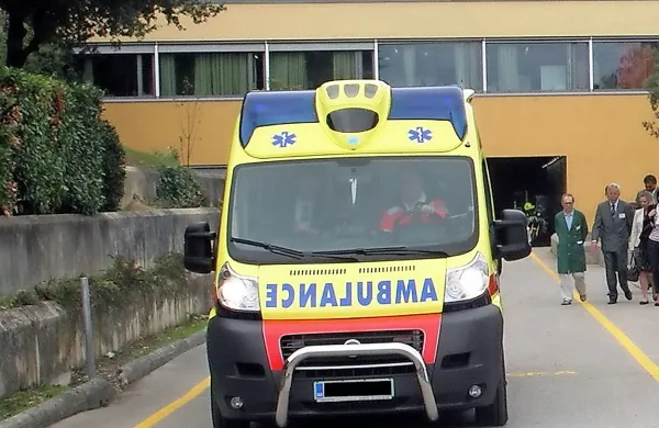Proti reševalcu, ki je povzročil nesrečo in pobegnil, so v izolskem zdravstvenem domu uvedli postopek odpovedi pogodbe o zaposlitvi (fotografija je simbolična).