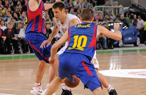 Goran Jagodnik  v prodoru med rojakoma Erazmom Lorbkom in Jako Lakovičem.