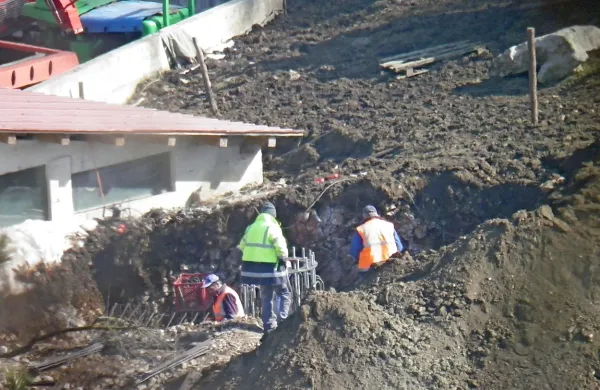 Po zajetni železni konstrukciji (na fotografiji), ki so jo delavci vgradili v betonski temelj, se domačini bojijo, da na njem ne bo stala prav majhna vetrnica.