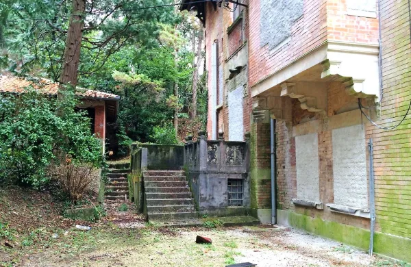Vila že dolgo vidno propada. Da bi preprečili še več škode, so zazidali okna in ena vrata.  