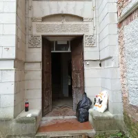 Vila je za nekatere “žur plac”,  iz nje so odnesli, kar se je dalo.  Edina nezazidana vrata naj bi zdaj zaprli z rešetkami. 
