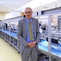 Iztok Seljak pred novo, 1,6 milijona evrov vredno   avtomatizirano linijo za proizvodnjo svečk, ki bo konec leta romala v Tolmin.