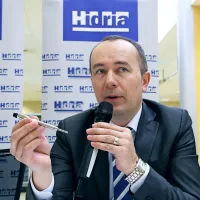 Boštjan Bratuš, direktor Hidrie AET, je predstavil nove avtomobilske svečke.