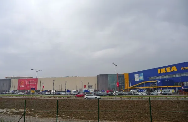 Podjetjema Arco Immobiliare in Fogliata je družba Inter IKEA oziroma njena hčerinska družba Villesse Shopping Center (VSC) zaupala gradnjo enega izmed največjih nakupovalnih središč v Evropi.