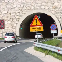 Včeraj so se del lotili v predoru Kastelec proti Kopru ...