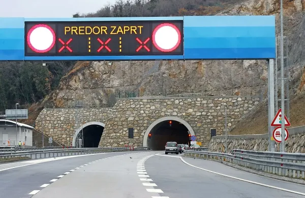 Burja povzroča nekaj preglavic v prometu.