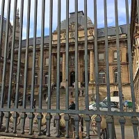 Prizivno sodišče v Parizu, kamor so včeraj iz pripora pripeljali Roberta Časarja, je v centru mesta v bližini notredamske cerkve. 