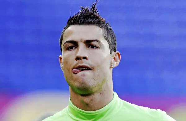 Po podatkih nogometnega portala goal.com je portugalski zvezdnik in član madridskega Reala Cristiano Ronaldo najbogatejši nogometaš na svetu.