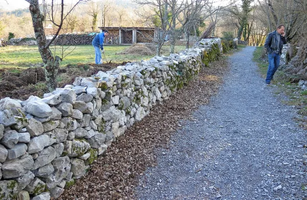V  Parku Škocjanske jame so ustanovili Partnerstvo za ohranitev in popularizacijo kraške suhozidne gradnje. Partnerstvo združuje različne strokovne in lokalne institucije ter posameznike, ki bodo popularizirali, raziskovali, ščitili in vzdrževali suhi
