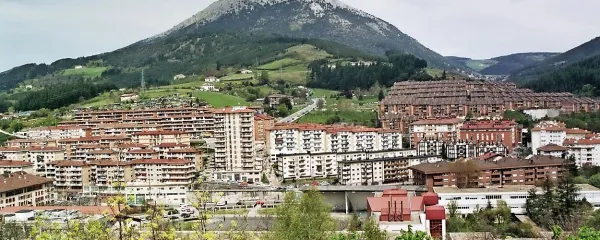 Baskovsko mestece Mondragon, sedež največje zadruge na 
svetu, ki ima letni promet kar 12,5 milijarde evrov 