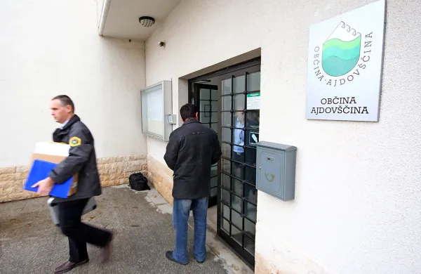 Tudi januarja lani so novogoriški kriminalisti obiskali ajdovsko občino in odnesli dokumentacijo.