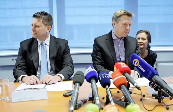  Bruto prejemek Janeza Škrubeja  po novem  znaša 12.000 evrov, bruto prejemek Torbjörna Manssona pa 17.000 evrov.
