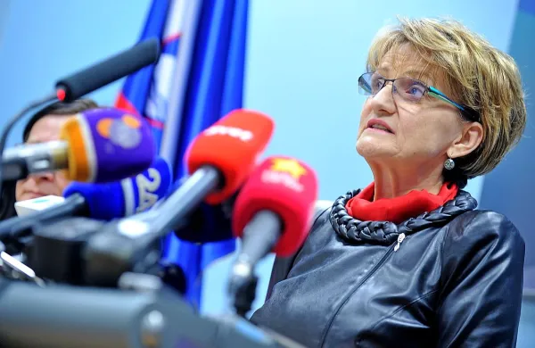 Stanka Setnikar Cankar je po razkritju visokih honorarjev, ki jih je prejemala poleg redne plače, ponudila svoj odstop. Premier je odstop sprejel, naslednika pa še nima.