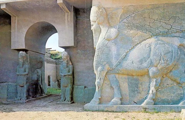 Džihadisti Islamske države (IS) so v Iraku začeli uničevati starodavno asirsko mesto Nimrud.